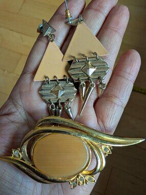 Pretty Vintage Gold Tone Enameled Tan Brooch and Dangle Earrings